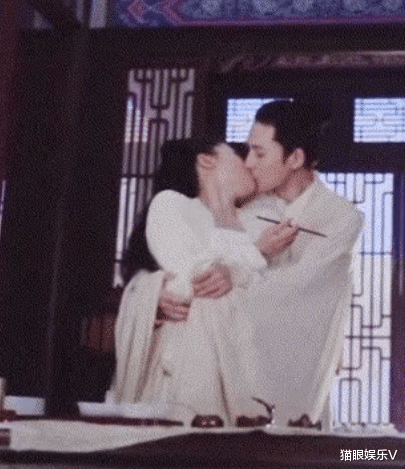 刘涛|42岁刘涛与小3岁男星上演激烈吻戏!曾被老公嫌弃:拍吻戏不投入