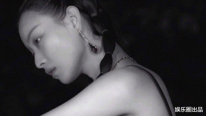 倪妮|倪妮尝试萝莉造型，穿皮裙躺在地上摆拍，视觉冲击力堪比国际大片