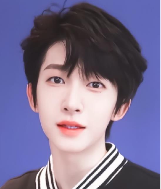 鞠婧祎|男版鞠婧祎因外形被主播吐槽，曾敷手膜妆容精致，今露出自然肤色