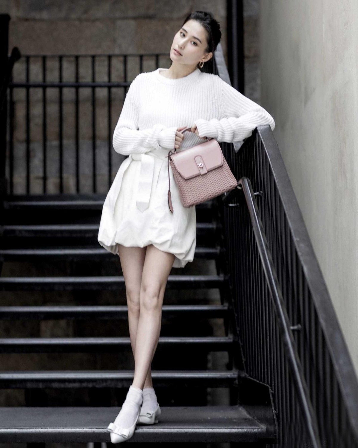 大表姐的时尚圈|何超莲真会穿,衬衫“塞半边”潮流显腿长,黑白色调也能穿得很美