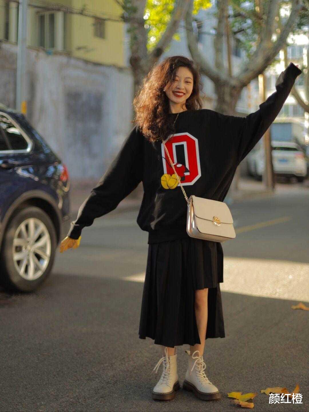 颜红橙 纯色马丁靴已经不时兴了！码住这些拼接马丁靴，上脚才是真时髦