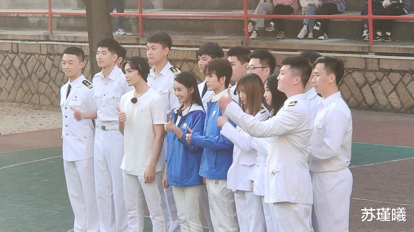 靳东|偶遇侯明昊“集美大学”打篮球，化身阳光运动系校草，青春洋溢