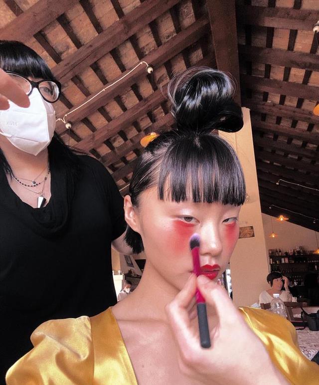 |美凤拍眯眯眼视频多次贬低华人，遭品牌方下架海报，改名后装可怜