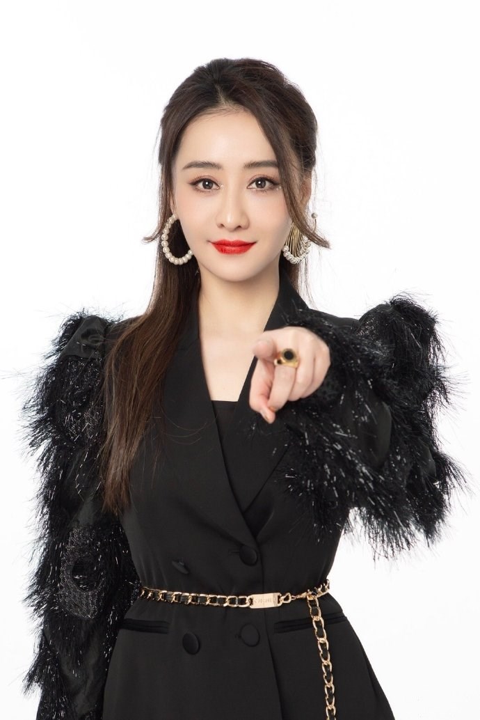 陈德容|46岁陈德容女神节扮酷耍帅，黑色羽毛西装搭配高马尾，美如少女