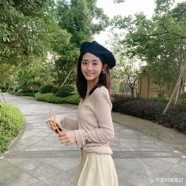 芊墨时尚笔记|邢菲“素颜”上镜都这么可爱？一身奶茶色休闲穿搭，文艺又浪漫