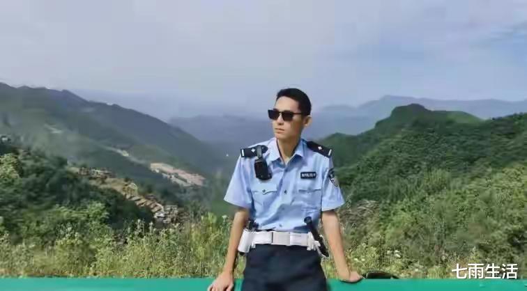 年轻交警不顾女子身上的泥沙,轻拥安抚使其稳定,网友:太帅了!