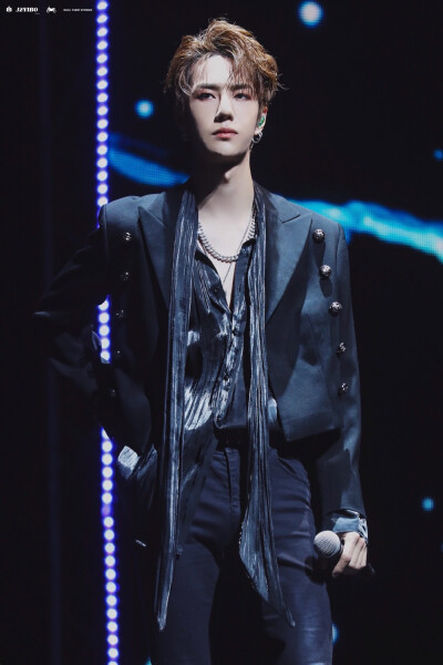 王一博|王一博乐华12周年红毯的一博已经穿上西装，酷盖呀酷吗