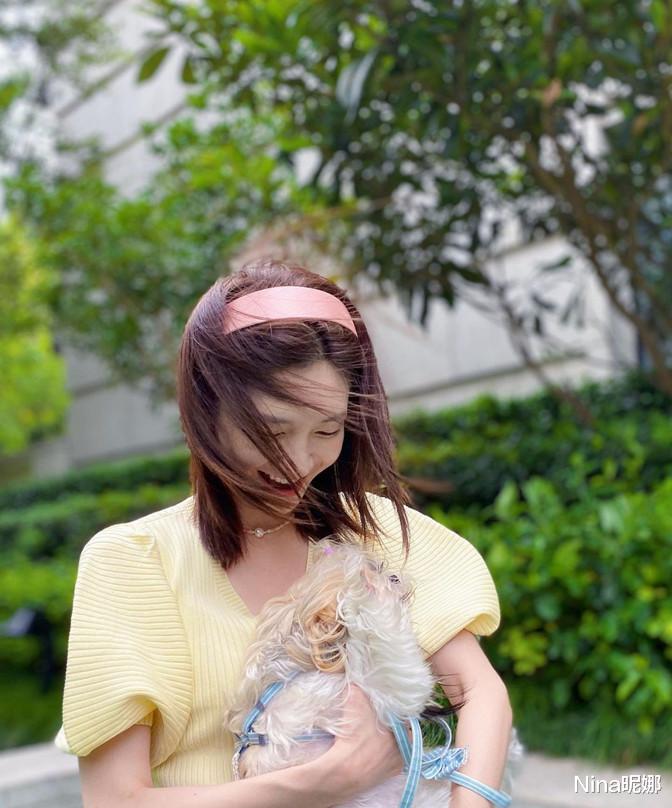 Nina昵娜|江疏影小区遛狗好惬意，穿短裤大小腿细成一条线，坐木马168腿伸不直