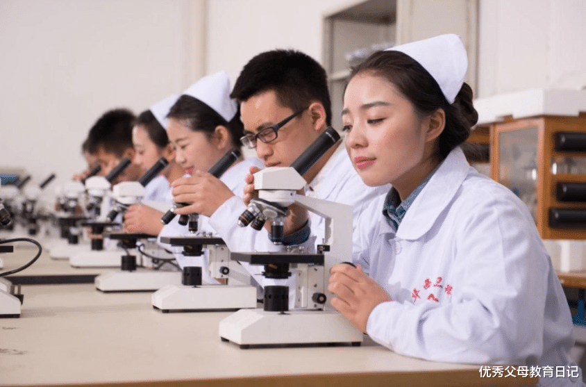 临床医学|医学类就业前景好的专业排名，临床医学稳居榜首，护理学紧跟其后