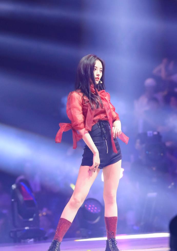 鞠婧祎|鞠婧祎穿红衬衫配黑高腰短裤，凹出了大长腿，真的只有159？