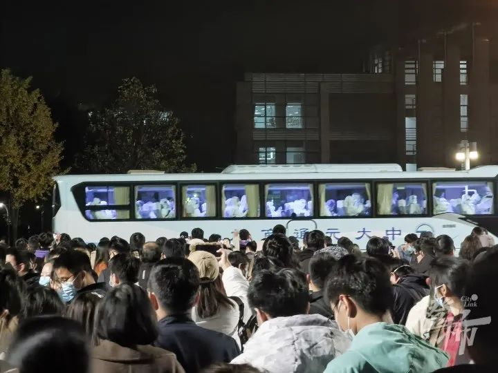 浙江大学|排队做核酸时，有教授给学生讲了半小时的课！
