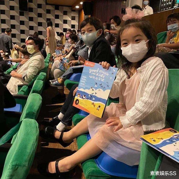 郭晶晶|郭晶晶带孩子做慈善,妹妹霍中妍戴粉色发卡,陪妈妈一起做公益