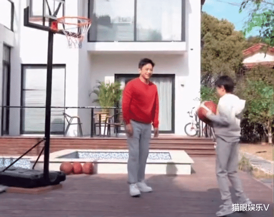 邓超|邓超晒儿子近照，9岁等等身高快赶上爸爸，身后2层别墅意外抢镜