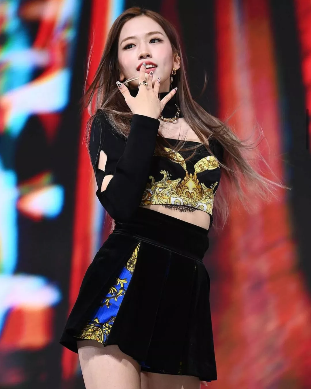 佟丽娅|当红未成年爱豆舞台服装引发\性挑逗\质疑，所属社面对争议再次沉默？