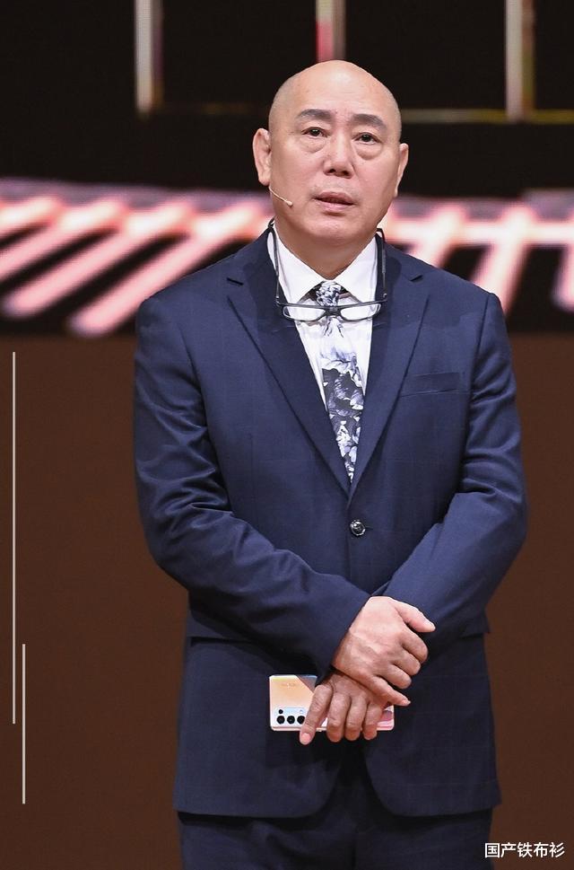 穿衣搭配|李成儒小18岁前妻现身！短发配围巾背大牌包，前夫对她念念不忘