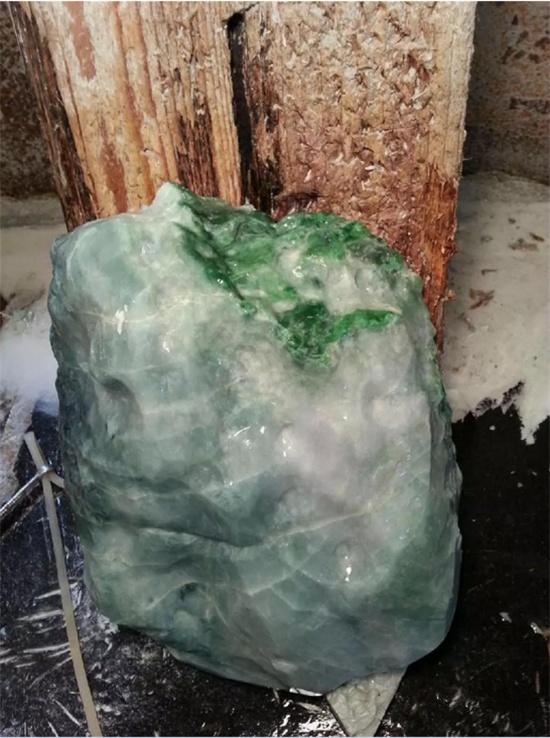 翡翠|赌石垮得一塌糊涂，却被雕工师傅加工成了传世精品