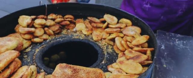 寸步不离的感觉 安徽农村夫妻路边卖特色小吃,5毛一个比拳头大,20年风雨无阻