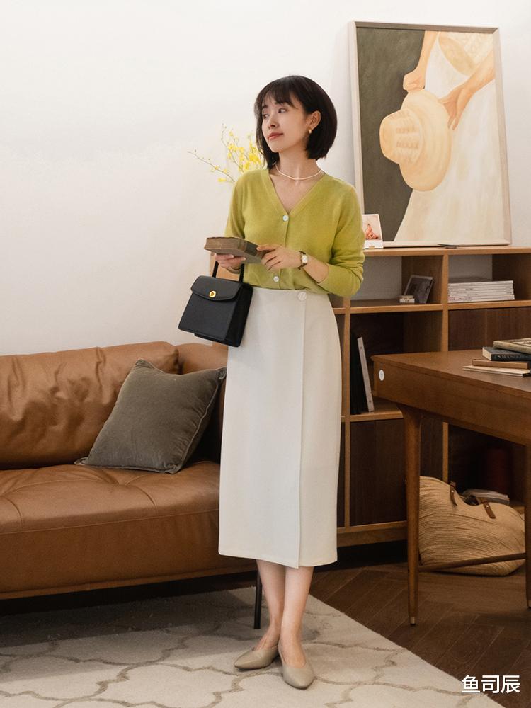 鱼司辰|为什么今年的针织衫，大家宁愿配裙子，也不跟风搭裤子？答案在这