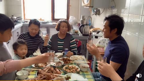 59歲馬景濤回遼寧祭祖，一傢八口其樂融融聚餐，與故鄉情難割舍-圖4