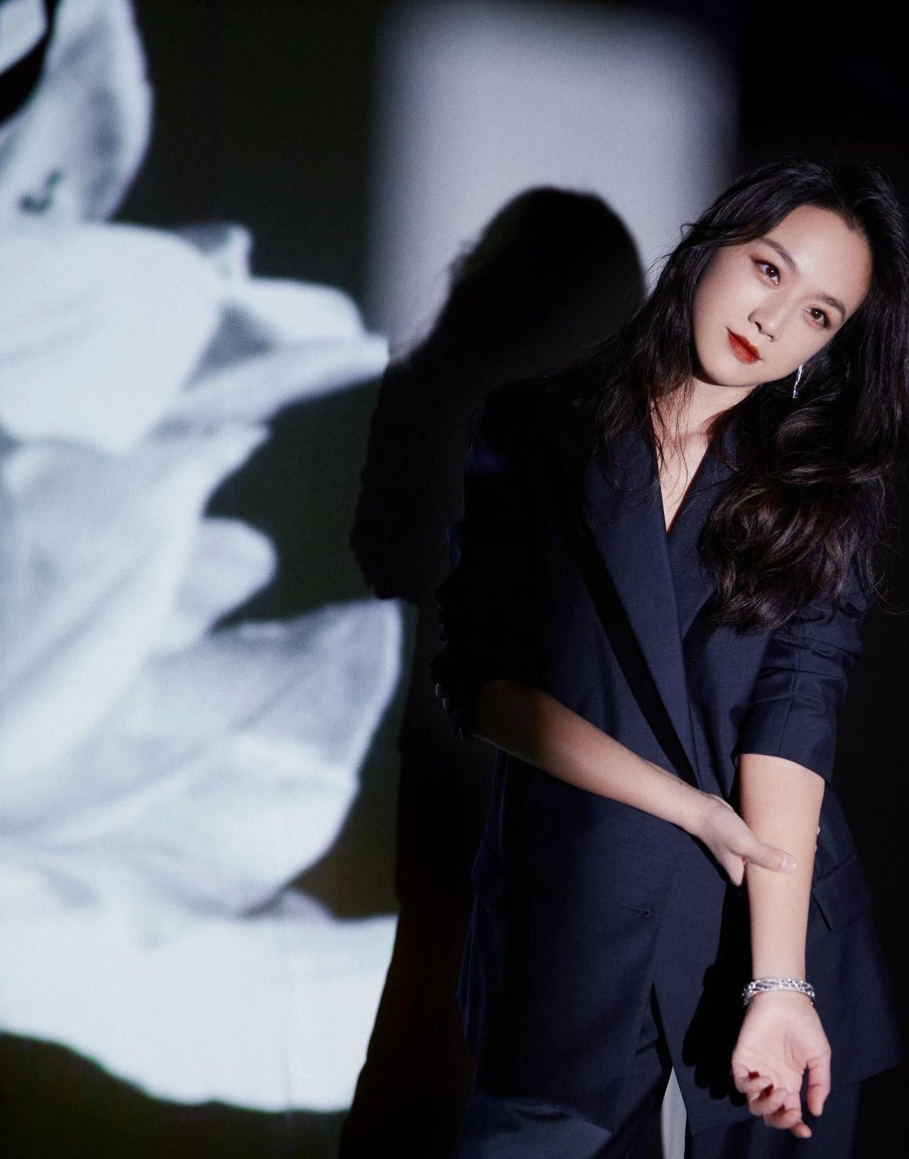 时尚圈的奇葩大喵 大饼脸变美不是梦!汤唯娜比亲身示范,让你瞬间摸到颜值天花板