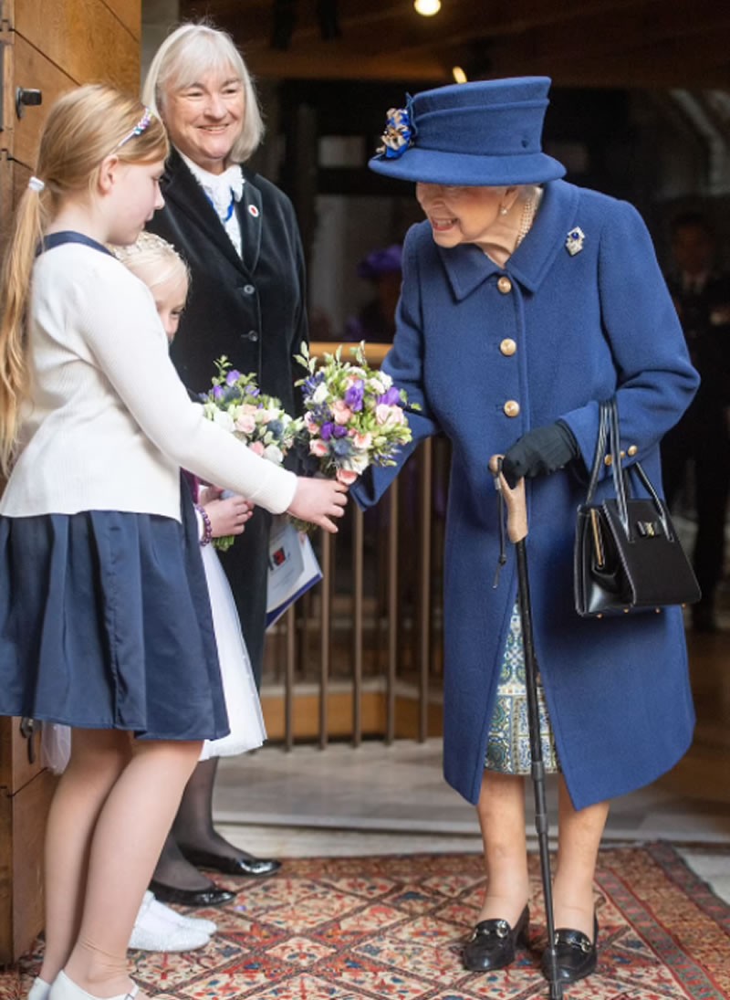 闸坡 弯腰脚肿拄拐杖，95岁的英国女王确实老了，73岁的查尔斯能继位吗