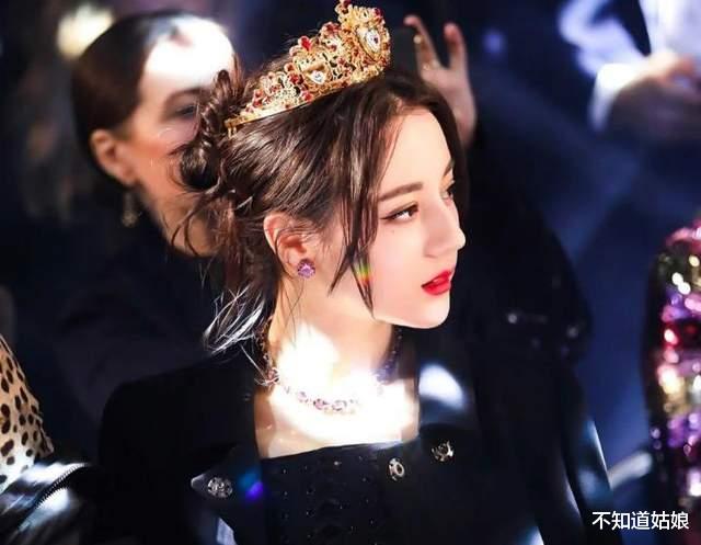 迪丽热巴|摇曳生姿说的就是热巴啊，再帅的男明星，走在她旁边也黯然失色