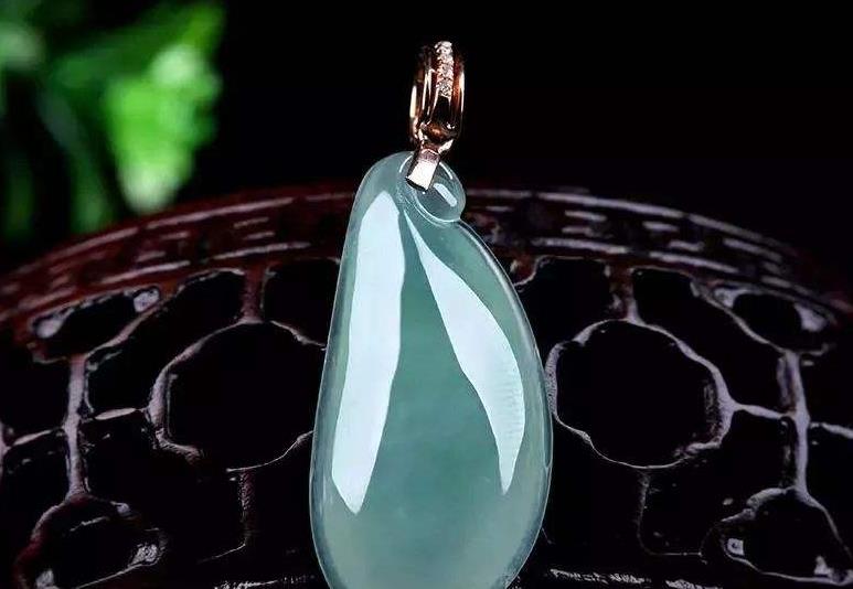 |翡翠福瓜的寓意很多，是一种百搭的饰品，男女老少都能佩戴