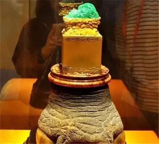 翡翠|太奢侈了：翡翠摆件价值10亿？竟然还用130万的黄金当底座！