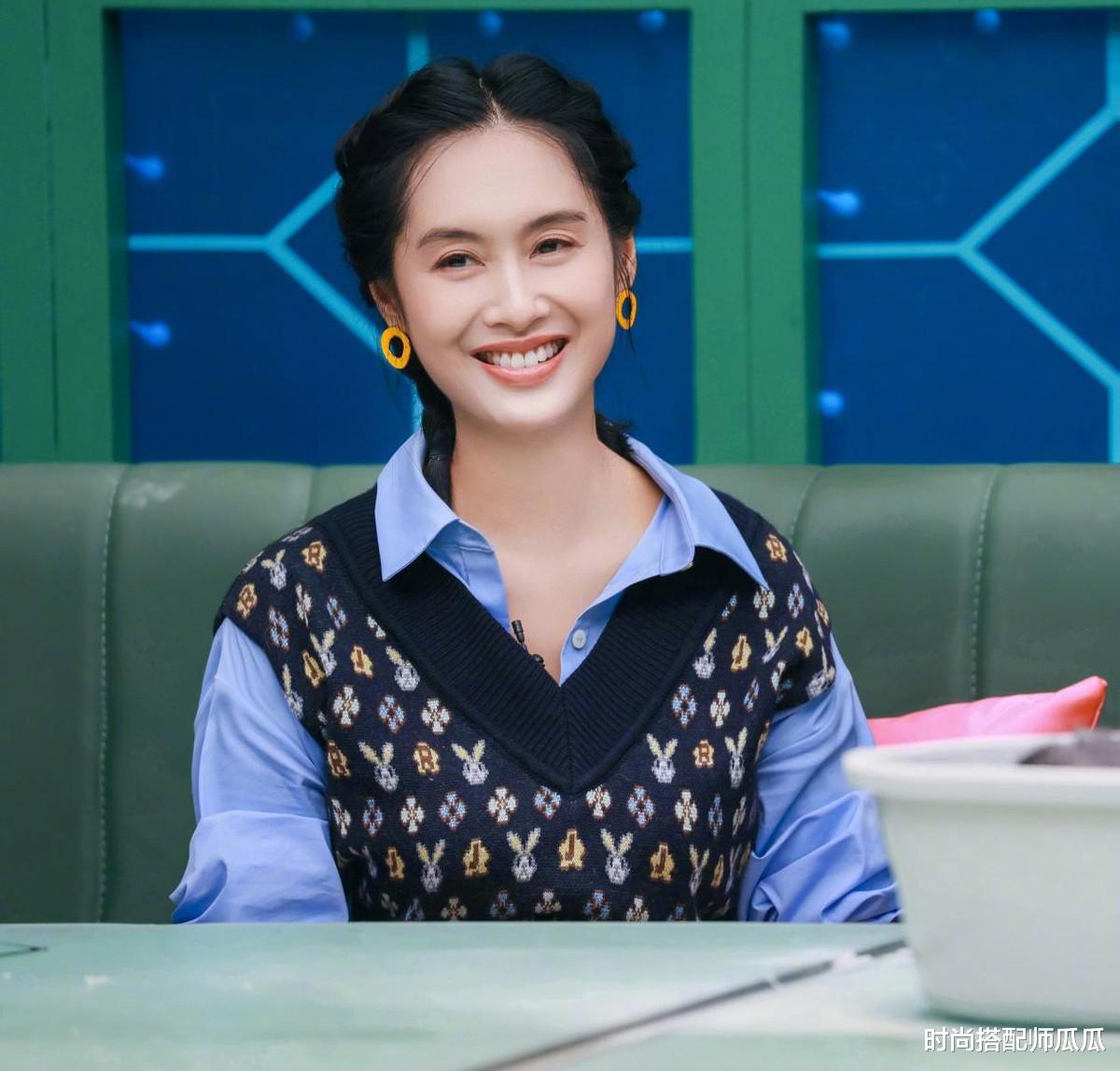 白菜|朱茵私下打扮真“接地气”，白t搭牛仔裤走机场，没一点明星架子