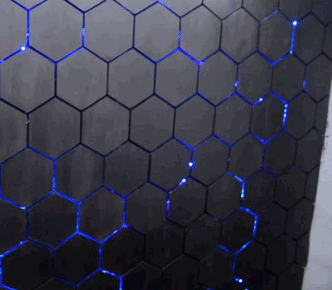 国外一达人把石膏板裁成六角砖装饰墙面，还会闪闪发光，太炫酷了