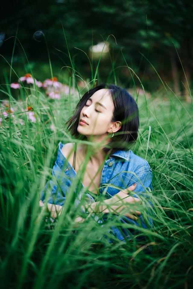 旗袍公馆|张钧甯也不好好穿衣，外套故意错开系扣露内搭，好在气质很出众