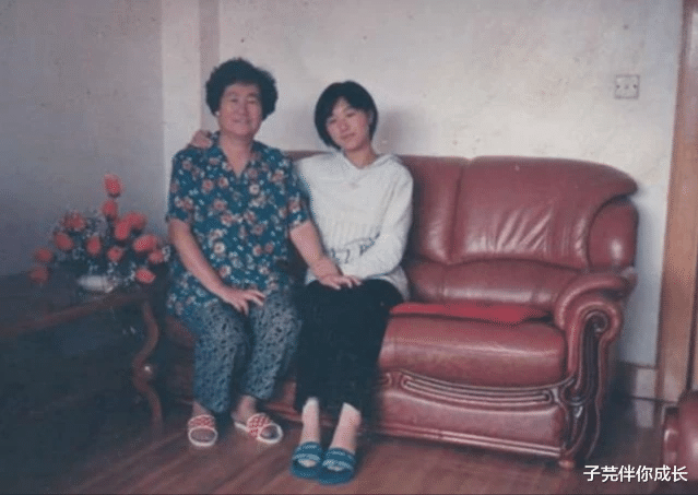 子芫伴你成长|借钱送女儿出国留学，父母还债16年身患重病，女儿：我恨他们