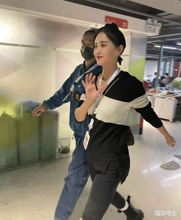 袁弘 袁弘夫妇合体秀恩爱，扫楼都要粘着一起走，张歆艺瘦身成功后好美