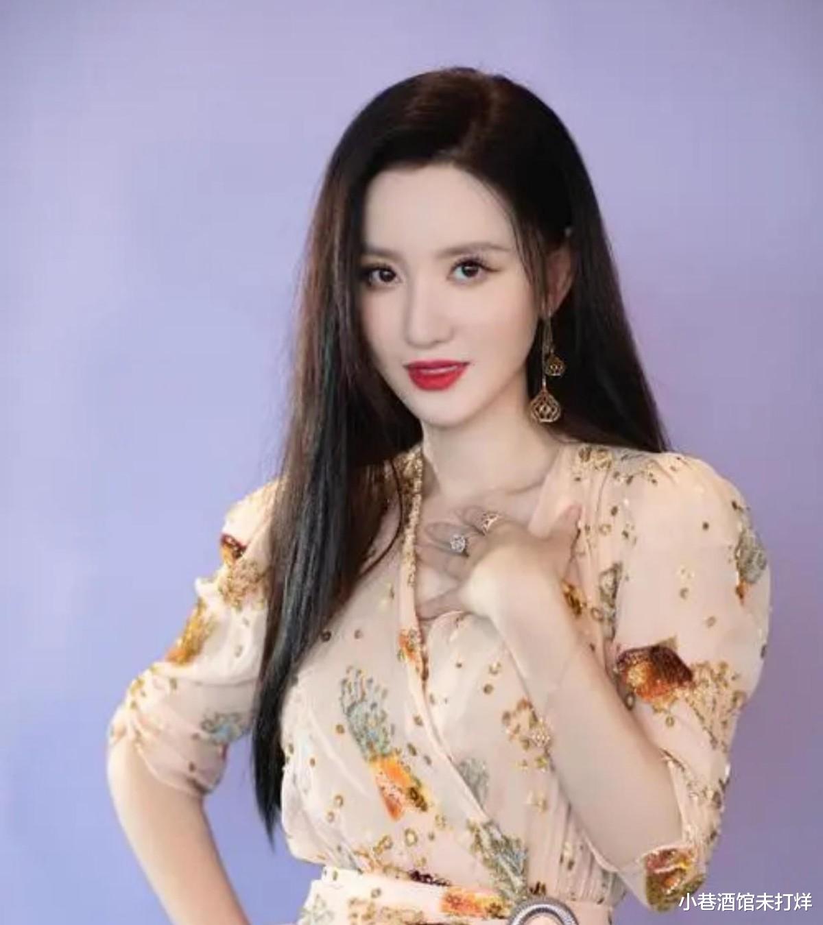 张萌|40岁张萌近照瘦太多，巴掌脸小了一大圈，穿黑丝露香肩好淑女