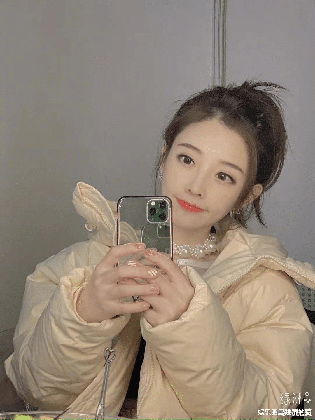 冯提莫|冯提莫用脚丫逗爱狗照火了！过膝袜太吸睛，网友：太羡慕这只狗了