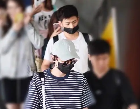 白敬亭|圈内人爆料男流量恋情，同时交往男助理和女友，还为劝架受伤