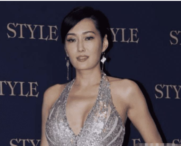 李莫愁|她被称最美“李莫愁”，今53岁仍韵味十足，一颦一笑魅力无限！