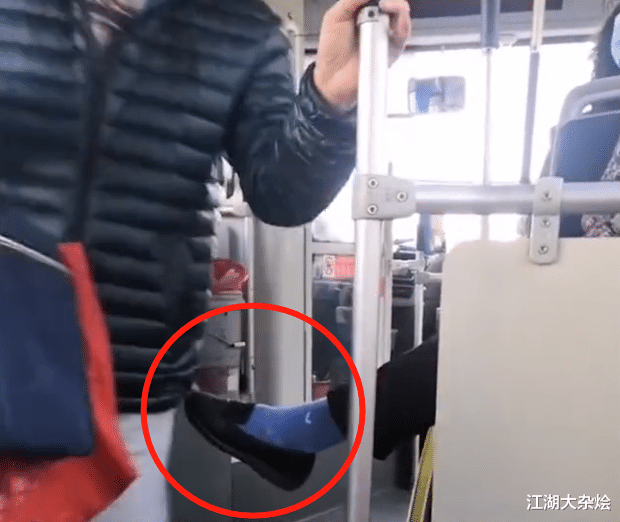 江湖大杂烩 山东一老太坐公交，在每个路过的人身上“擦鞋”：被避开就踢一脚