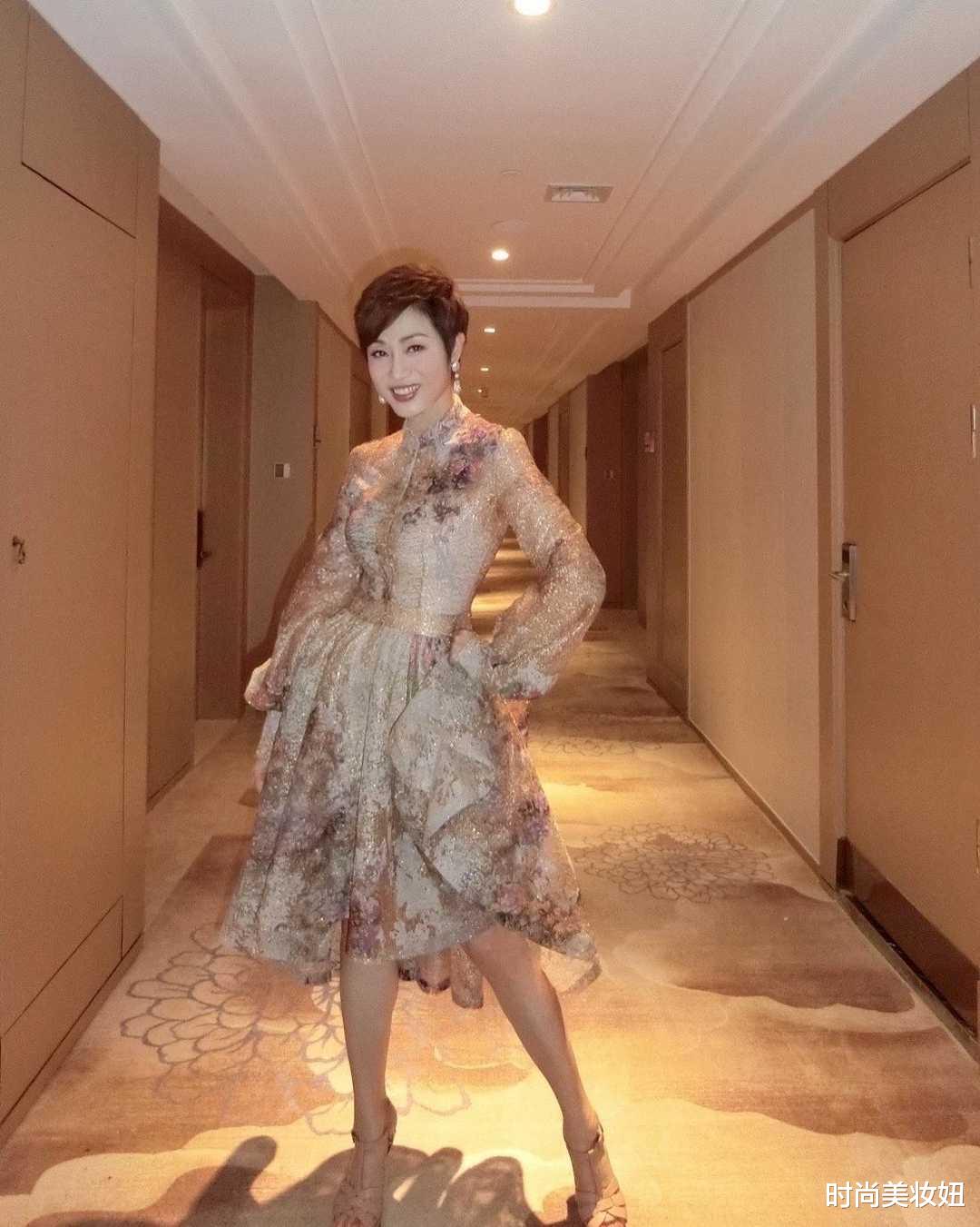 时尚美妆妞|55岁陈法蓉又美出圈了,穿亮片薄纱裙高级优雅,说30岁都信了