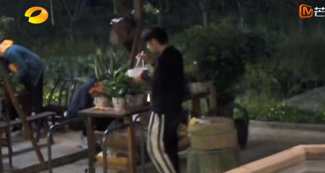 郭晶晶|李维嘉等9个明星干活4小时，蹲地吃最简单的面，黄磊是否太敷衍？