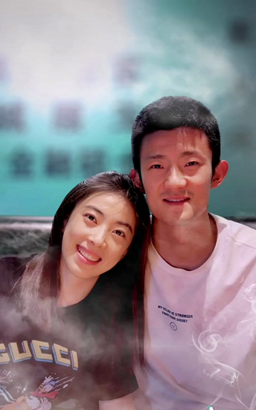 谌龙|谌龙隔离结束!王适娴接老公回家送拥抱,夫妻俩甜蜜合影笑容灿烂