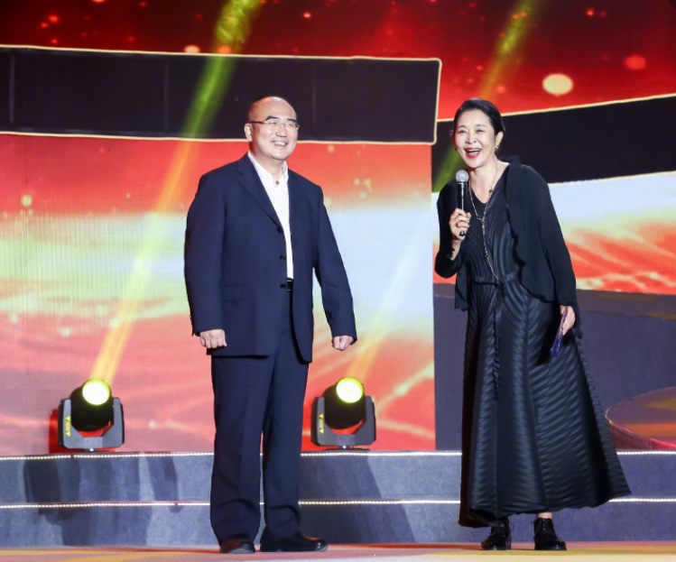 何有强|倪萍真是“奶奶辈翘楚”，一袭条纹连衣裙端庄优雅，气场全开