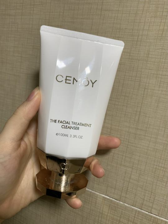 洗面奶 口碑好又热门的洗面奶：清洁后不会有紧绷感，水嫩平滑，焕然一新