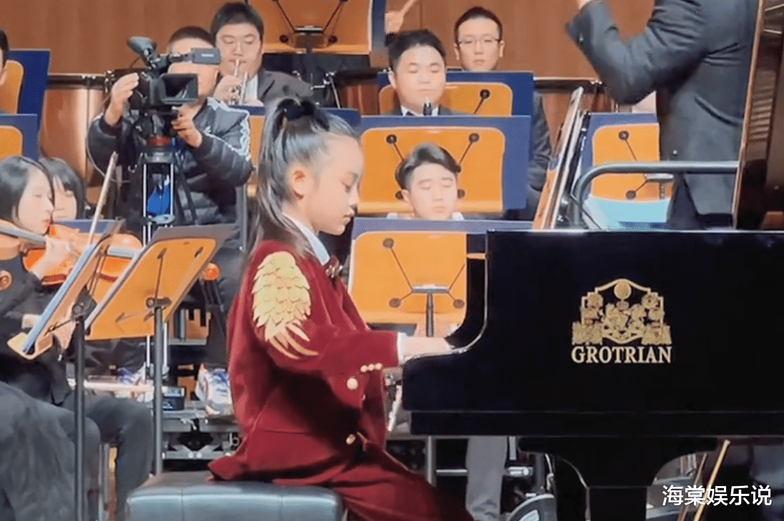 贾云馨|甜馨在学校音乐会上大放异彩！9岁弹奏高难度乐曲，李小璐好骄傲