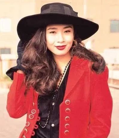 吴家丽|港圈“第一艳后”，57岁仍风情万种：拒绝成龙追求，一生只爱一人