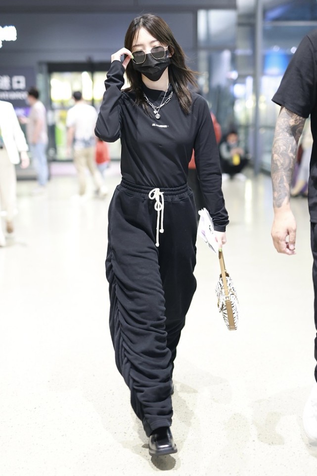 大表姐的时尚圈|孟美岐这回穿对了,高腰阔腿裤尽显身材,比“五五分”搭配好看多