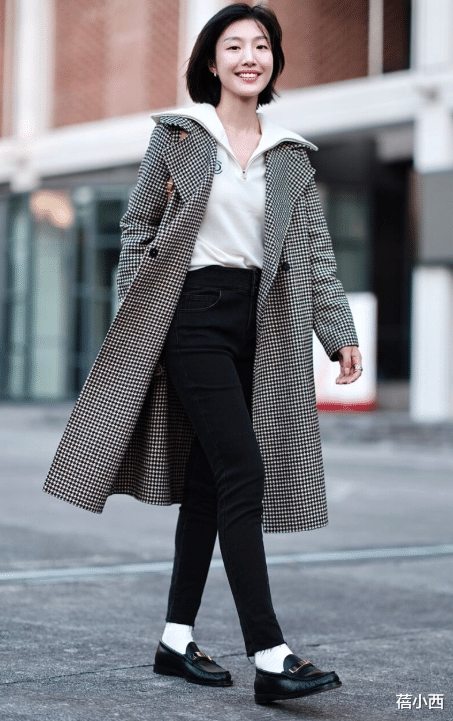 蓓小西 今年还是穿“小黑裤”最时髦，搭配针织衫、毛衣、大衣，真高级
