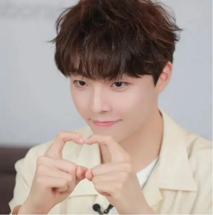 陈立农|陈立农晒合影为母亲庆生，妈妈这颜值，不进娱乐圈可惜了！