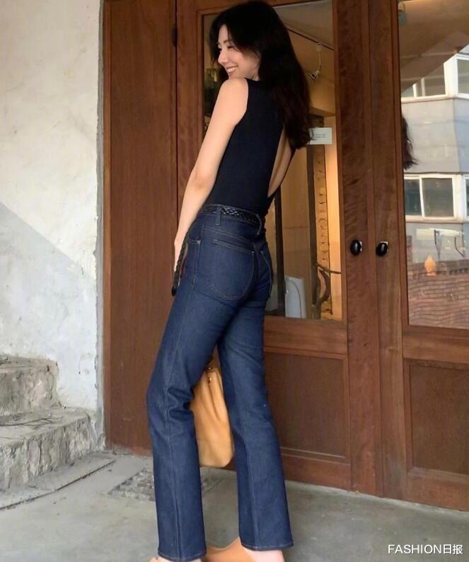 FASHION日报|韩国博主Katie有着夏天的清新自然穿搭风格 溜肩的隐藏技巧
