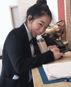 阿庄星座屋|“新来的女同事请我去她家里玩，她是不是喜欢上我了？”哈哈哈哈